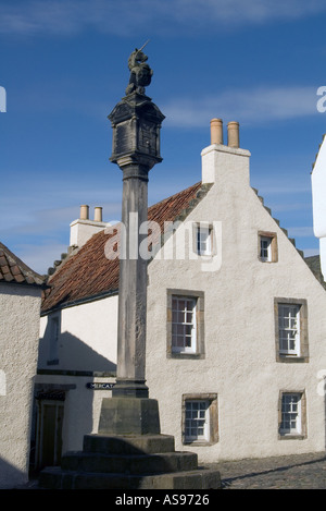 Dh CULROSS FIFE Mercat Cross imbiancati e casa in pietra ciottoli piazza villaggio storico Foto Stock