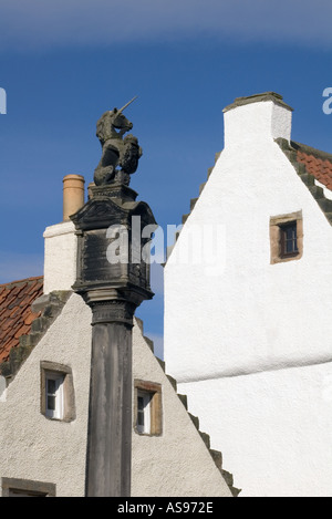 Dh villaggio storico CULROSS FIFE case bianche Unicorn sulla sommità del Mercat Cross Scozia statua del mercato Foto Stock