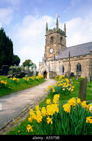 St Giles chiesa in Matlock Derbyshire Inghilterra con narcisi in primo piano Foto Stock