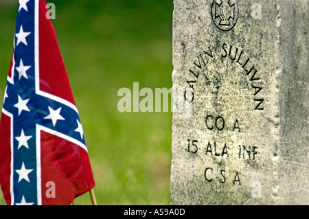 La guerra civile morto nel cimitero di Oakland in Atlanta GA su Confederate Memorial Day con stelle e bar del sud della schiavitù Bandiera di Battaglia Foto Stock