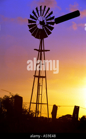 Un mulino a vento su terreno coltivato al tramonto del Nuovo Galles del Sud Australia Foto Stock