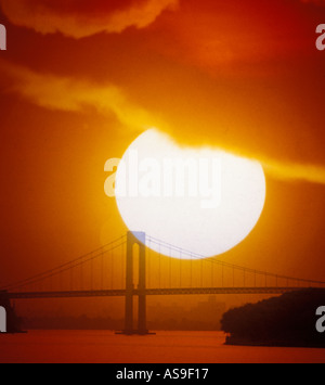 Verrazano Narrows Bridge in New York stagliano al tramonto Foto Stock
