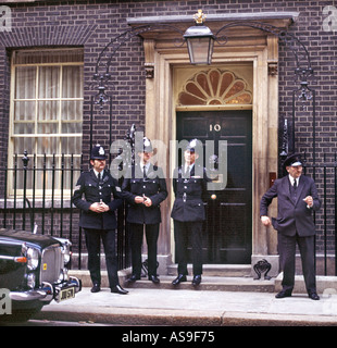 I poliziotti e autista fuori 10 Downing Street London Inghilterra England Foto Stock