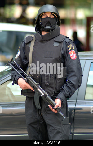 Serbo-bosniaco le forze speciali di polizia per le strade durante il raid contro la criminalità organizzata Foto Stock
