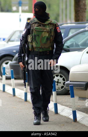 Serbo-bosniaco le forze speciali di polizia per le strade durante il raid contro la criminalità organizzata Foto Stock