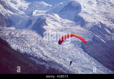 Un parascender passa di fronte a Mont Blanc, Valle di Chamonix, sulle Alpi francesi, Francia Foto Stock