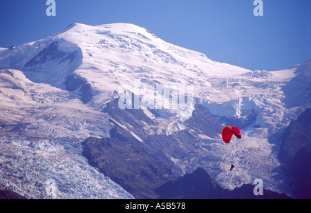 Un parascender passa di fronte a Mont Blanc, Valle di Chamonix, sulle Alpi francesi, Francia Foto Stock