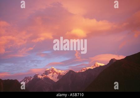 Tramonto sul Monte Cook e Mt Tasman, Alpi del Sud, Isola del Sud, Nuova Zelanda Foto Stock