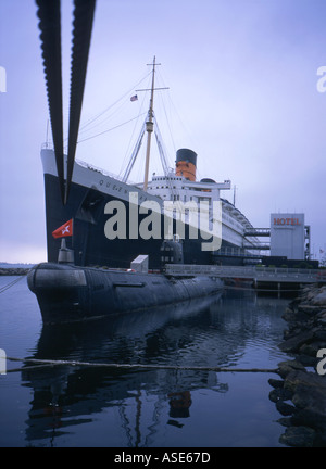 Queen Mary ocean liner e sottomarino russo Scorpion a Long Beach in California Foto Stock