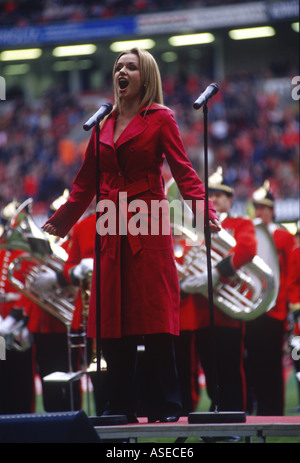 Katherine Jenkins cantando l inno nazionale Millennium Stadium Cardiff South Glamorgan Wales UK DW1 Foto Stock