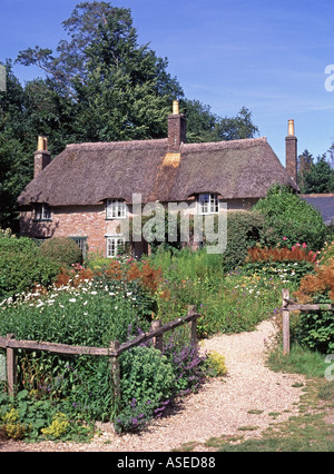 Vista estiva di casa e giardino storico tetto di paglia cottage A Thomas Hardy luogo di nascita del famoso autore inglese a Bockhampton Dorset Inghilterra Regno Unito Foto Stock