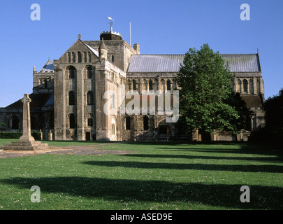 Romsey la chiesa abbaziale di Santa Maria e San Aethelflaed con verde e croce Foto Stock