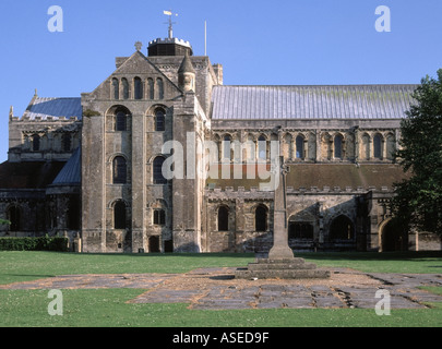 Romsey la chiesa abbaziale di Santa Maria e San Aethelflaed con verde e croce Foto Stock