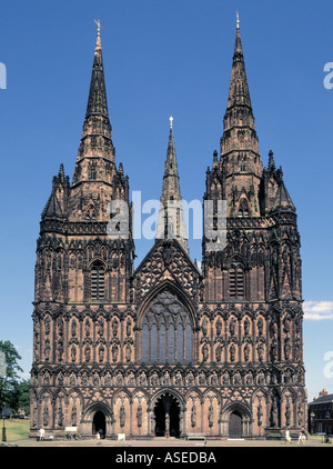 Primo piano delle tre guglie e fronte ovest dello storico medievale inglese Litcfield Anglican Cathedral building Staffordshire West Midlands Inghilterra UK Foto Stock