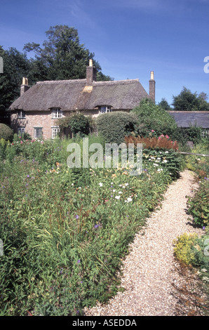 Vista estiva di casa e giardino storico tetto di paglia cottage A Thomas Hardy luogo di nascita del famoso autore inglese a Bockhampton Dorset Inghilterra Regno Unito Foto Stock