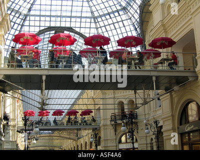 Mosca Russia Fast Food area di mangiare nel negozio di gomma sulla Piazza Rossa Foto Stock