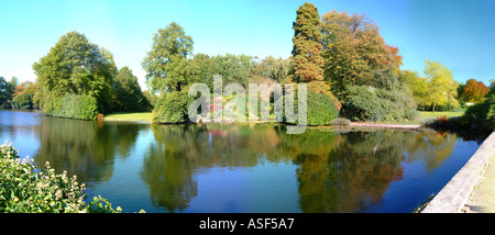 Il lago di Dunham Massey Hall Park Altrincham Cheshire WA14 4SJ Regno Unito Europa Foto Stock