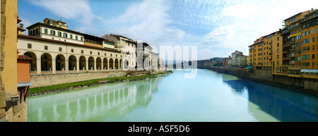 Il fiume Arno guardando ad est dal Ponte Vecchio Firenze Toscana Italia Europa Foto Stock