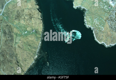 Vista aerea del litorale delle Ebridi Esterne con il traghetto Foto Stock