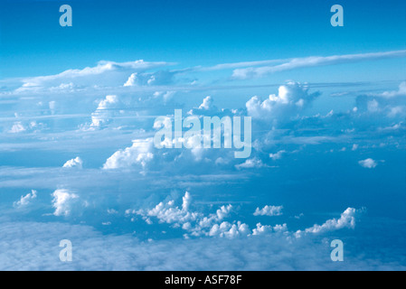 Cielo blu e nuvole bianche Foto Stock