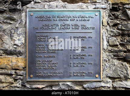 Una lapide nel cortile dove i leader della sollevazione 1916 erano stati eseguiti. Kilmainham Gaol, Dublino, County Dublin, Irlanda. Foto Stock