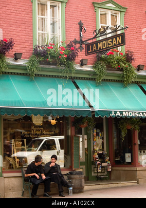 Il personale prendendo una pausa al di fuori JA Moisan drogheria in Rue Saint Jean nella città di Québec, Canada Foto Stock