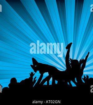 La folla di persone navigando in un concerto con un blu e sfondo nero Foto Stock