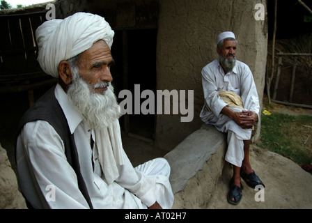 I rifugiati afgani a Peshawar è costretto a tornare in Afghanistan Foto Stock