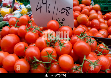 Pomodori a grappolo di essere venduto su frutta e verdura in stallo sul mercato Bury Foto Stock