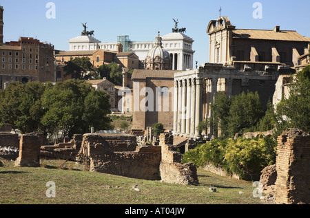 Vista che mostra parte del Forum e Monumento a Vittorio Emanuelle II , Roma Foto Stock