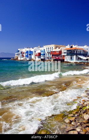 La piccola Venezia zona con ristoranti e negozi che si affaccia sul Mare Egeo in Hora sull'isola greca di Mykonos in Grecia Foto Stock