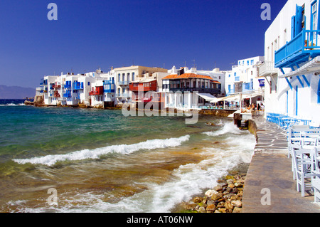 La piccola Venezia zona con ristoranti e negozi che si affaccia sul Mare Egeo in Hora sull'isola greca di Mykonos in Grecia Foto Stock