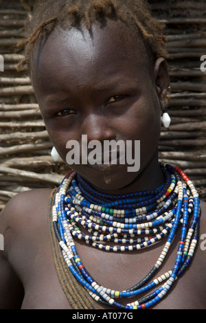 Ragazza adolescente con fango sul suo mento e un atteggiamento della tribù Dhasanech, Omo River Valley Delta, Etiopia Foto Stock