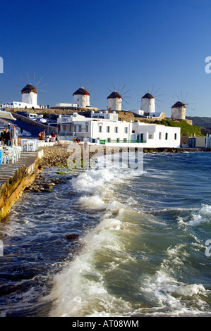 I mulini a vento di Hora che si affaccia sul Mare Egeo sull'isola greca di Mykonos in Grecia Foto Stock