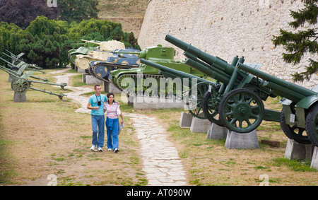 Una giovane coppia in visita al museo militare di fronte alla fortezza Kalemegdan a Belgrado Foto Stock