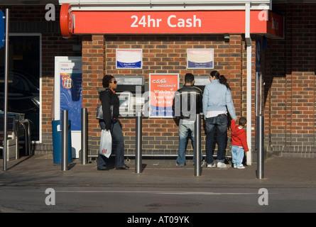 Punto di contanti al supermercato Tesco - Guildford Surrey UK Foto Stock