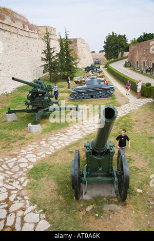 I visitatori del museo militare di fronte alla fortezza Kalemegdan a Belgrado Foto Stock