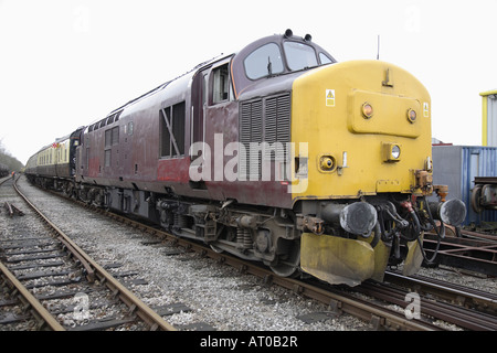 Classe 37 EWS locomotiva diesel trasporta un treno passeggeri Foto Stock