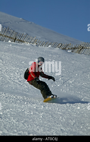 Snowboarder, Cairngorms National Park, Glenshee Ski piste, Aberdeenshire e Perthshire Scozia, Regno Unito, Europa Foto Stock