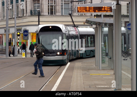 Il lancio di Nottingham s nuovo sistema tram NET è stato giudicato un grande successo il sistema è Nottingham Express transito o NET t Foto Stock