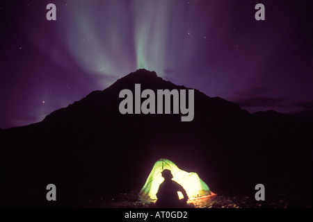 Northern lights aurora boreale e camper tenda esterna sul lato sud del Brooks Range Alaska Foto Stock