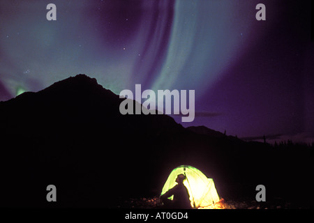 Northern lights aurora boreale e camper tenda esterna sul lato sud del Brooks Range Alaska Foto Stock