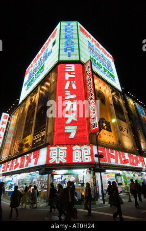 Vista notturna di Yodobashi fotocamera testa store di Shinjuku Tokyo Giappone Foto Stock