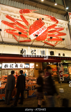 Il granchio di grandi dimensioni sopra il ristorante di pesce in Dotonburi Namba di Osaka in Giappone 2006 Foto Stock