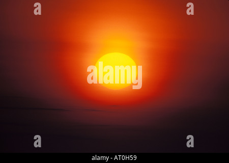 Il sole di mezzanotte nella nebbia oltre il versante nord del Brooks Range centrale Alaska artico Foto Stock