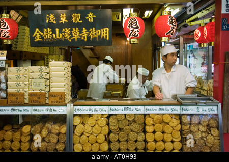 Cracker di riso shop on Nakamise dori in senso Ji Tokyo Giappone Foto Stock