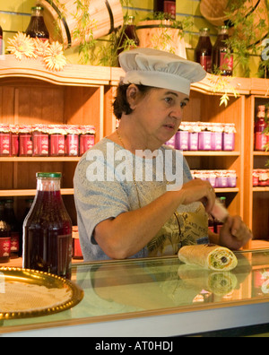 Una donna che servono cibo proveniente da un negozio di generi alimentari in stallo il Vieux Port Marche (porto vecchio mercato) sul Quai Saint Andre nella città di Québec, Canada Foto Stock