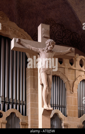 Stoccarda, Evangelische Markuskirche, 1906-1908 erbaut von Heinrich Dolmetsch, Kruzifix von Hermann Lang Foto Stock