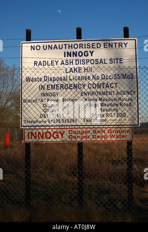 "Radley Laghi' segnale di avvertimento, sito di smaltimento dei rifiuti di cenere dal 'Didcot Power Station', Radley, Oxfordshire, Regno Unito Foto Stock