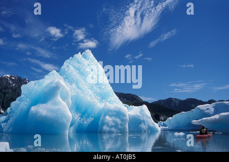 Kayaker di scattare le foto di giganteschi iceberg in orso lago glaciale centromeridionale Alaska Foto Stock